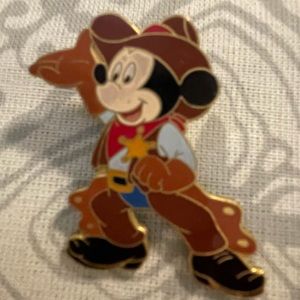 DISNEY COLLECTABLE PIN